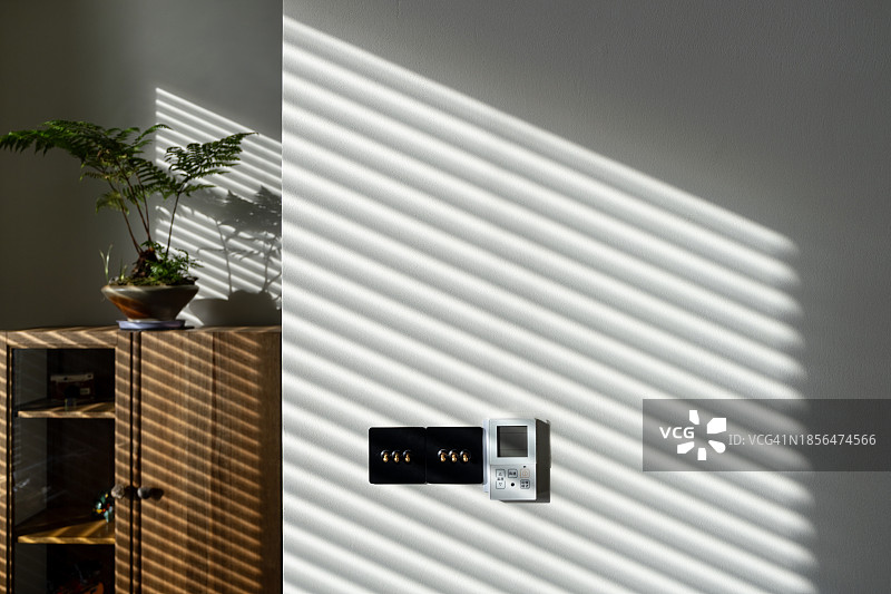 光影在百叶窗室内墙上的效果图片素材