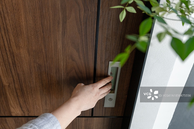 女人正在开门图片素材