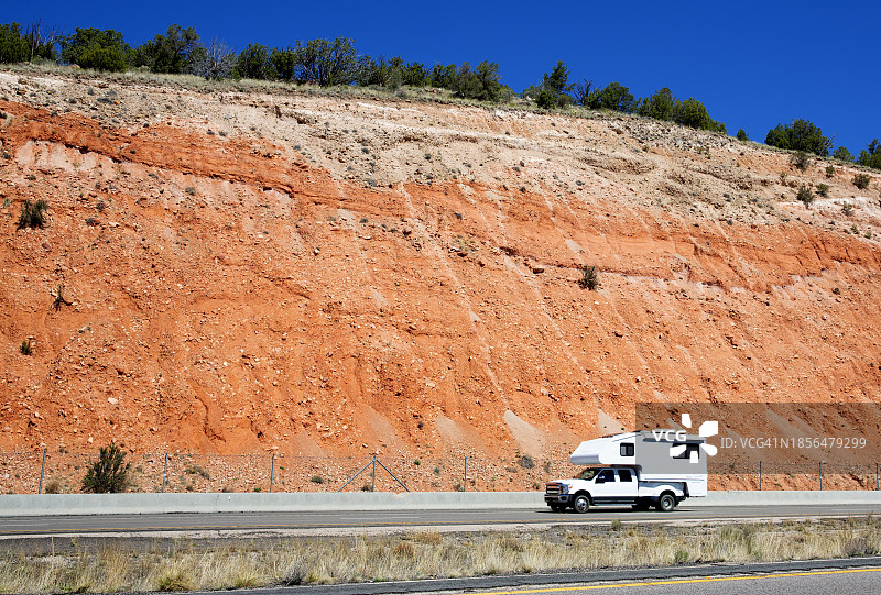 高速公路上的卡车露营车图片素材