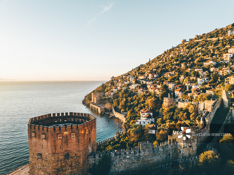 土耳其安塔利亚阿拉尼亚要塞的红色塔楼和古老城墙图片素材
