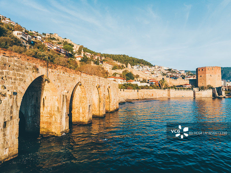 土耳其安塔利亚阿拉尼亚堡垒附近的老造船厂和城墙图片素材