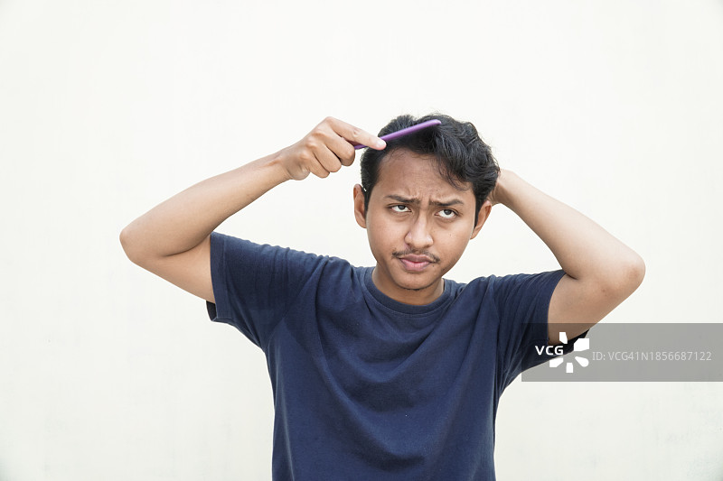 梳着侧分的英俊男人图片素材