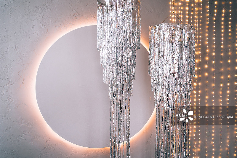 派对银色装饰：箔纸、彩灯、金属丝、银色吊灯图片素材