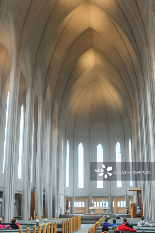 人们在哈尔格林姆斯教堂祈祷图片素材