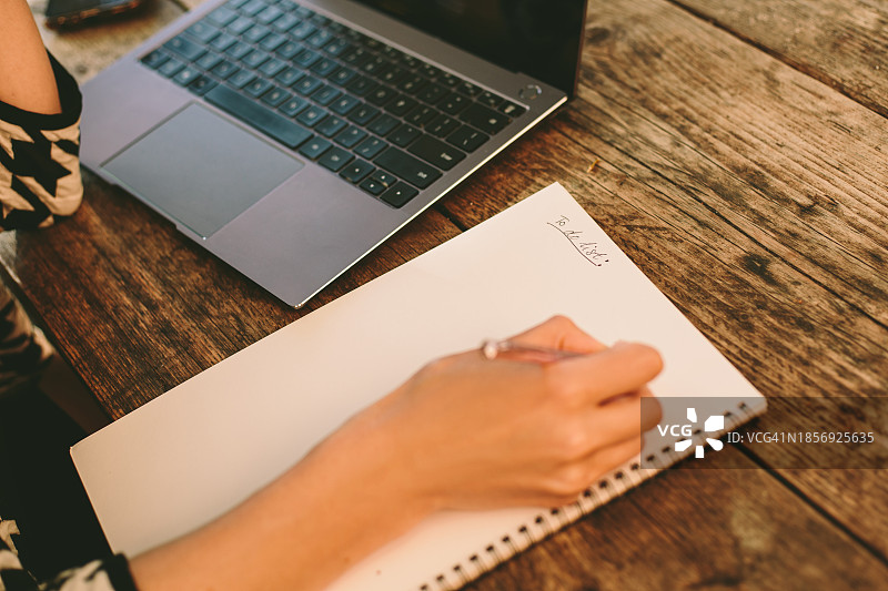 待办事项清单手写特写图片素材