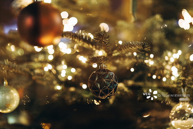 悬挂的圣诞装饰特写图片素材