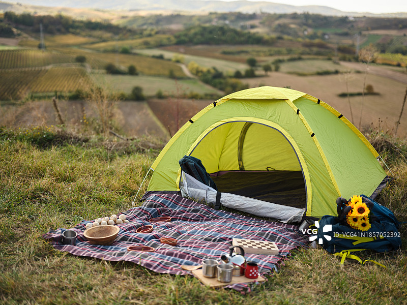 在山上露营！图片素材