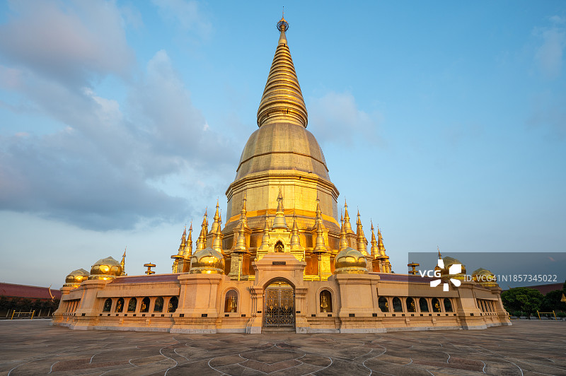 泰国帕玛哈泰寺金色佛塔图片素材