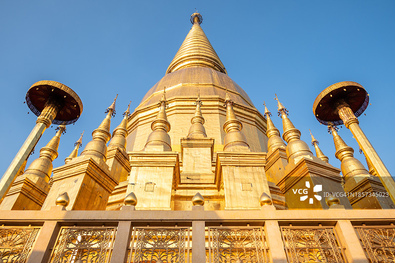 泰国帕玛哈泰寺金色佛塔图片素材