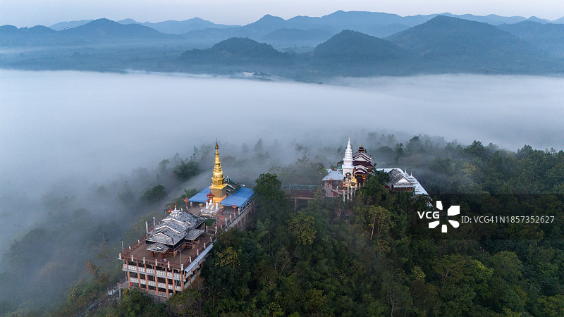 泰国南奔府里区帕普塔巴帕南寺庙的清晨鸟瞰图图片素材