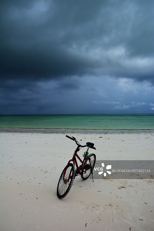 桑给巴尔海滩上的自行车图片素材