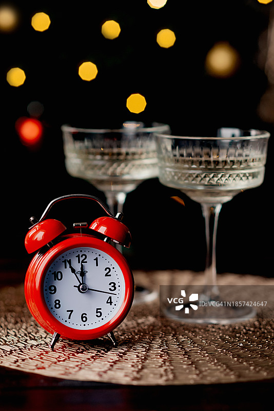 圣诞装饰背景上的香槟酒杯图片素材