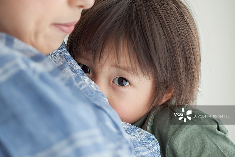 母子拥抱特写图片素材