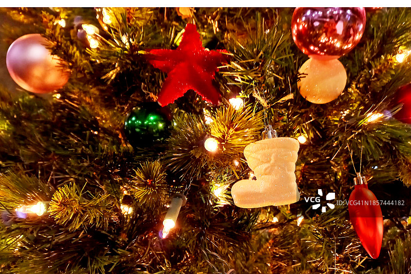 圣诞树装饰品的细节图片素材