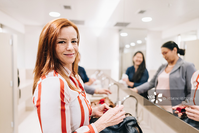 在浴室化妆的商务女性 портрет图片素材