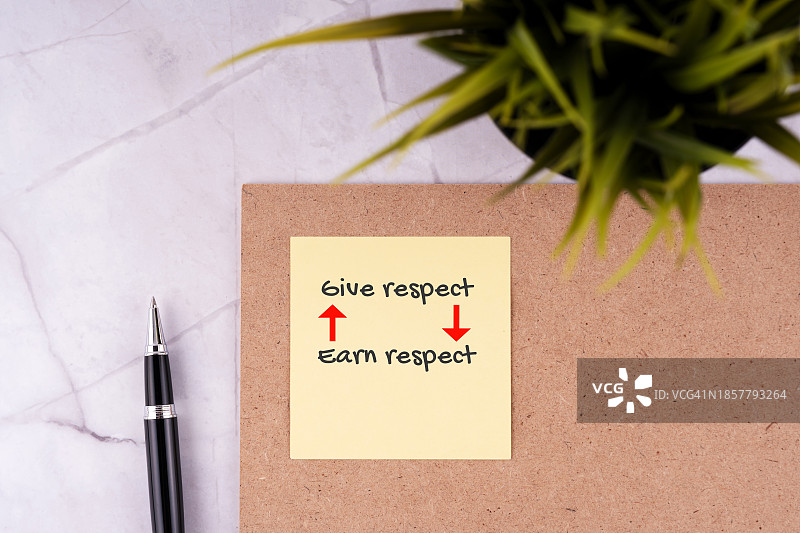 写有“尊重他人，赢得尊重”字样的便签图片素材