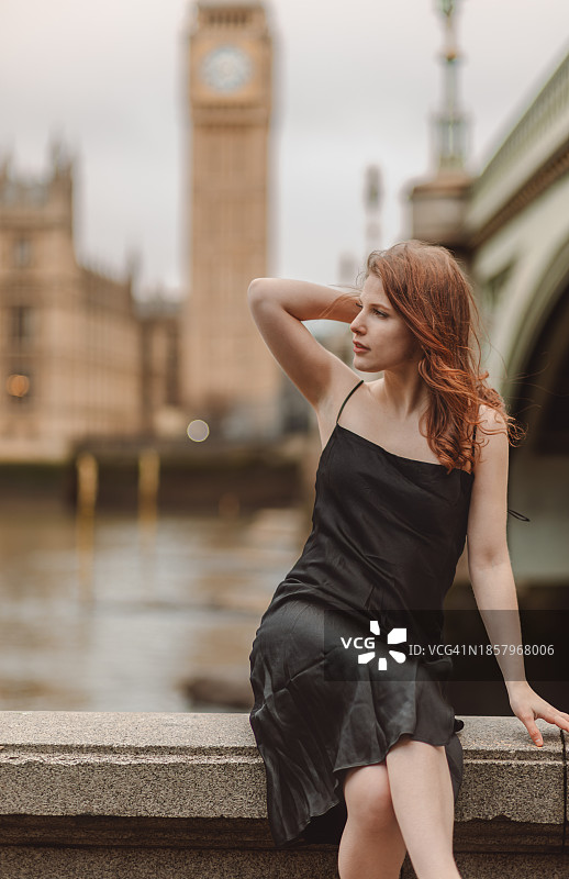 伦敦威斯敏斯特桥上的时尚模特与大本钟图片素材