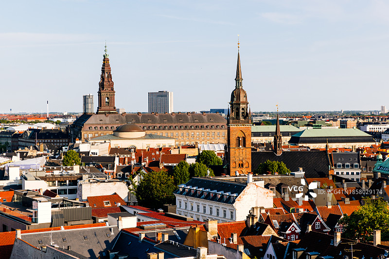 丹麦哥本哈根城市景观与老城区的塔楼图片素材