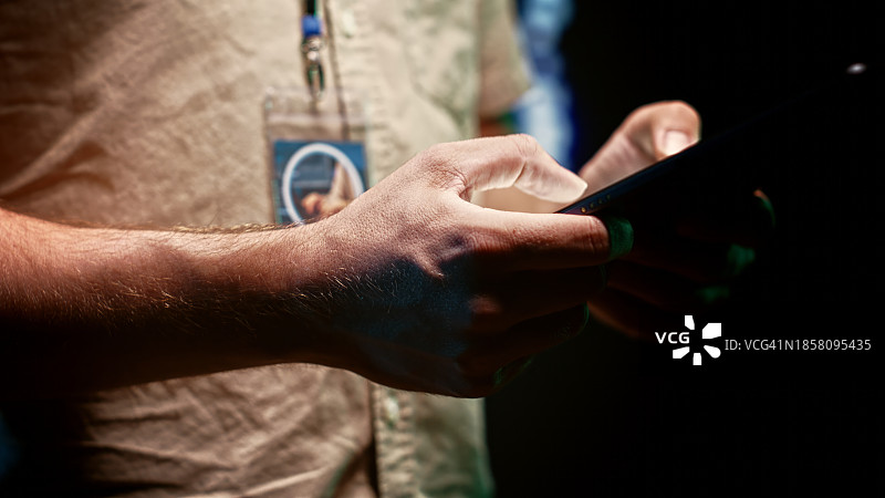 男子手持手机图片素材