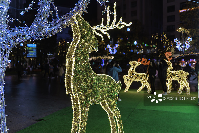 圣诞灯饰：圣诞老人雪橇与驯鹿和圣诞树图片素材