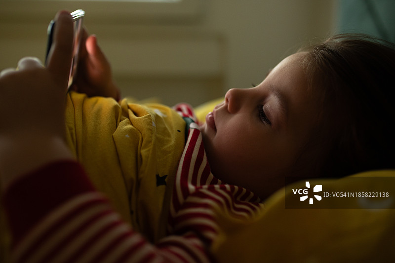 幼儿睡前看手机图片素材