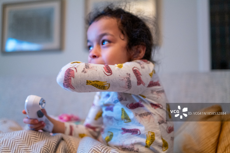 年轻的多种族女孩对着肘部咳嗽图片素材