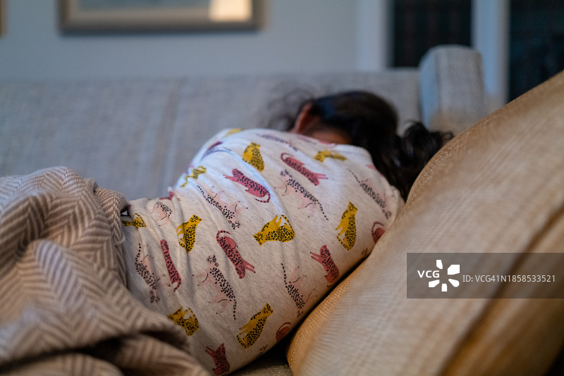 年轻女孩在家里的沙发上小憩图片素材