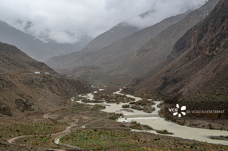 高原上的山脉、云朵和河流图片素材
