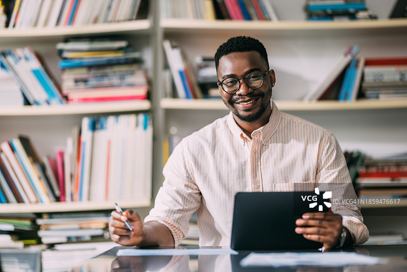 在平板电脑上取得成功的非裔美国人图片素材
