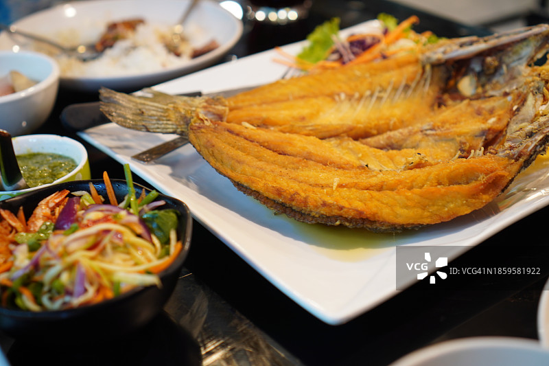 炸鱼配甜鱼露和辣芒果沙拉图片素材