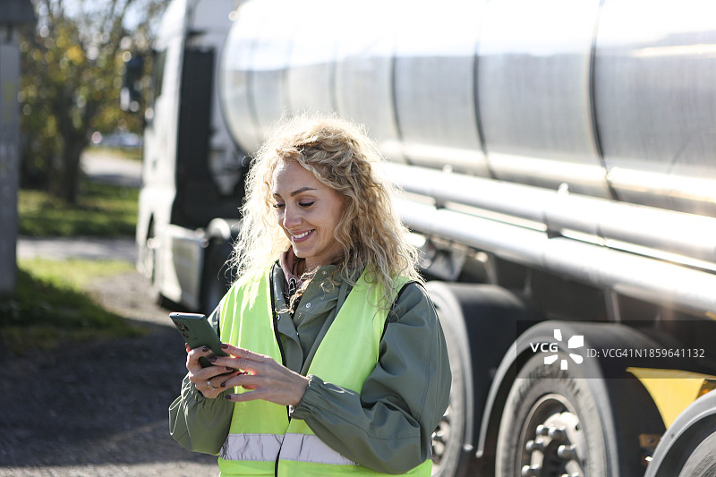 女司机使用手机App图片素材