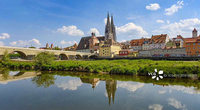 雷根斯堡之旅：多瑙河沿岸，圣彼得大教堂和古石桥图片素材