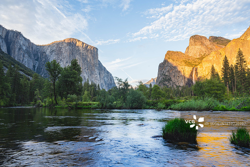 夏季的优胜美地国家公园全景图片素材