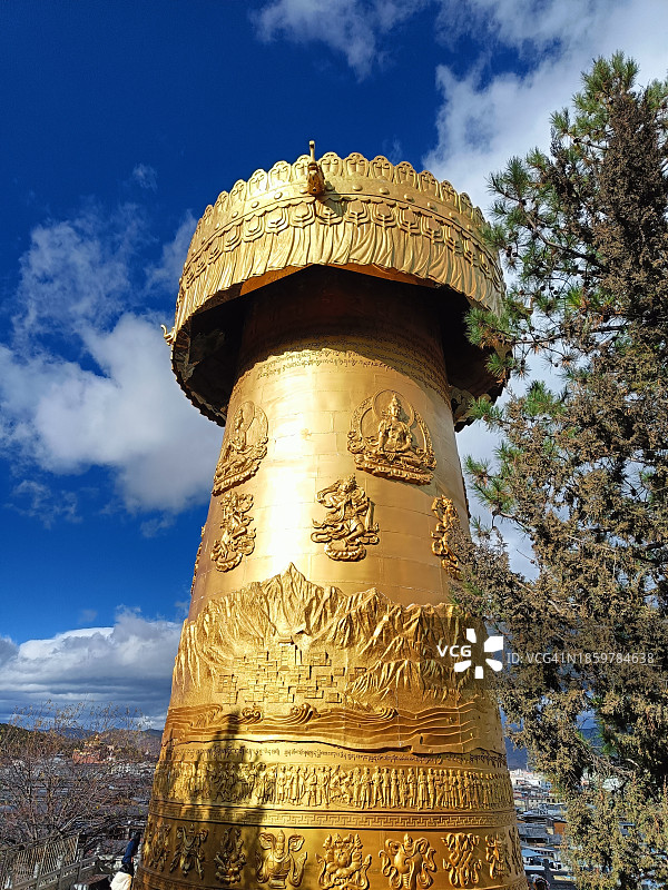 中国云南香格里拉世界上最大的转经筒图片素材
