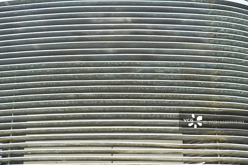 前景中某种结构的金属格栅正面视角，周围没有人图片素材