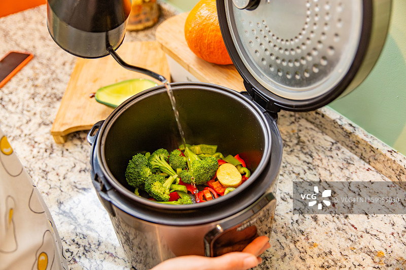 使用慢炖锅的人特写图片素材