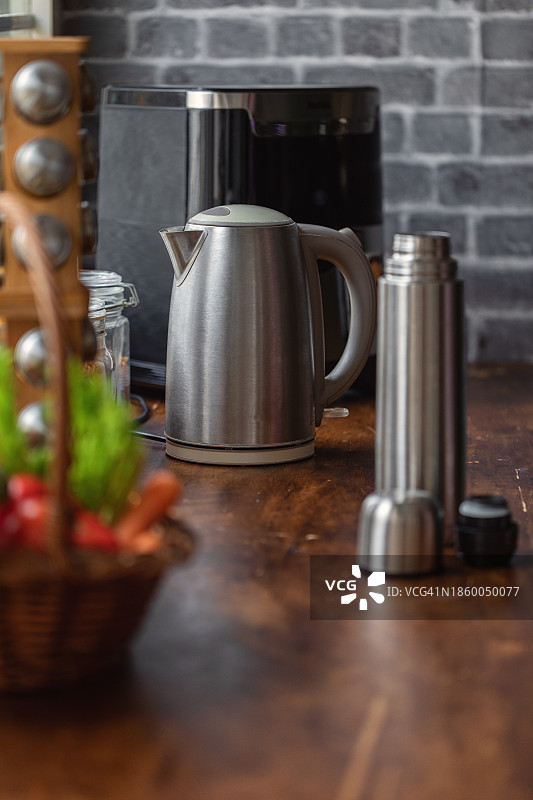 厨房台面上的电热水壶图片素材