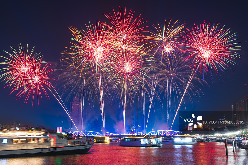 节日中的绚丽烟花图片素材