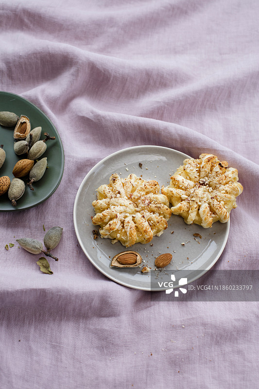 桌布上的千层酥蛋糕图片素材