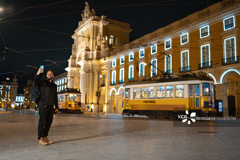 游客在商业广场自拍图片素材