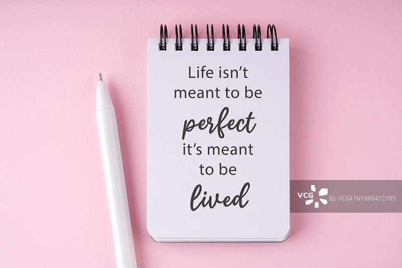 便签本上的励志文字：生活并非完美，而是为了活着图片素材