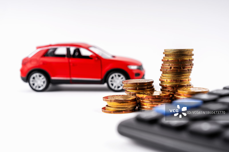 红色汽车、计算器和硬币堆图片素材