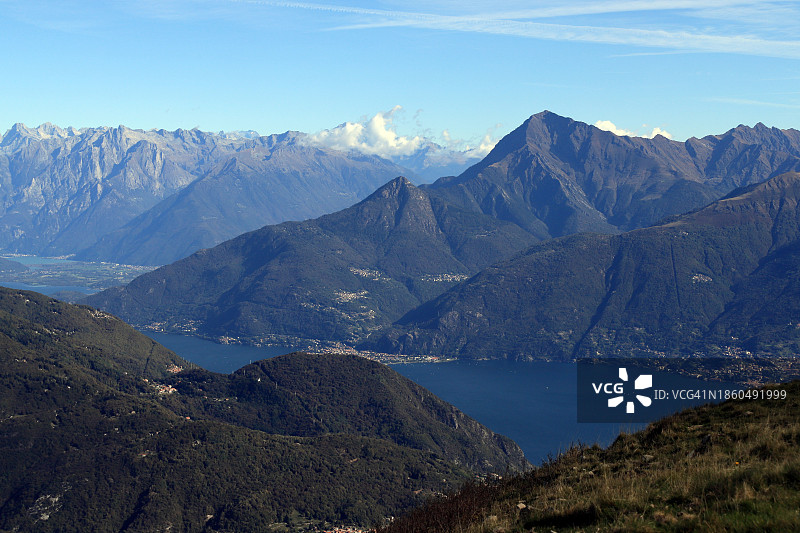 俯瞰科莫湖的壮丽景色图片素材
