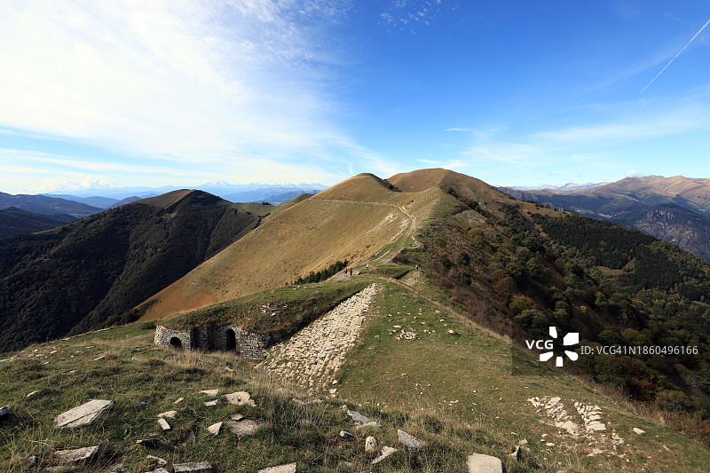 带有古老防御工事的缓坡草地图片素材