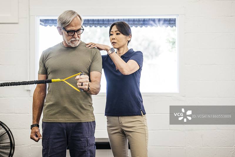 男人用弹力带做理疗运动图片素材