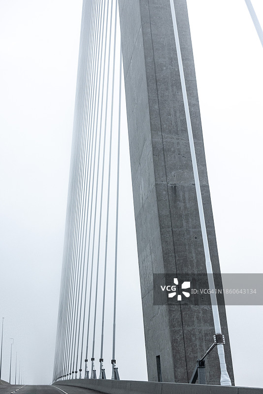 小阿瑟·拉弗内尔大桥的雾中美景图片素材