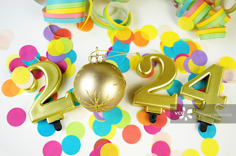 金色2024数字圣诞装饰，彩色纸屑白色背景图片素材