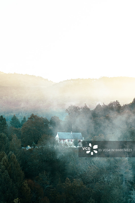 法国乡村小屋日出景色图片素材