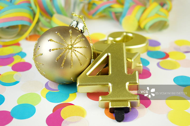 多色纸屑和白色背景上的金色数字4圣诞节装饰图片素材