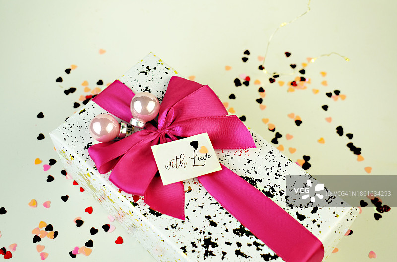 白色背景上的圣诞装饰礼品盒和圣诞灯饰图片素材